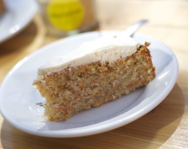 Marianne gibt dir ein Stück Kuchen!