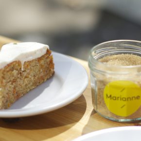 Marianne gibt dir ein Stück Kuchen!
