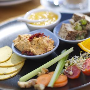 Marianne gibt dir ein Stück Kuchen!