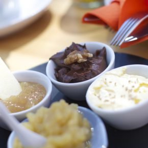 Marianne gibt dir ein Stück Kuchen!