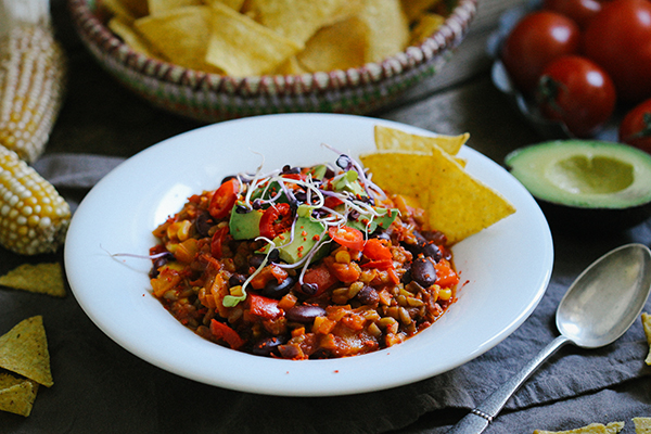 Scharfes Grünkern-Chili mit Avocado | Deutschland is(s)t vegan