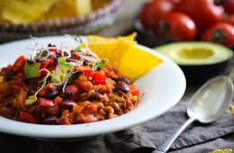 Scharfes Grünkern-Chili mit Avocado