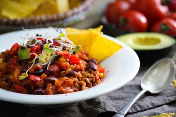 Scharfes Grünkern-Chili mit Avocado