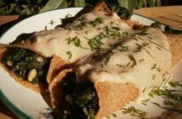 Rezept: Vegane Crêpes mit Spinat und Pinienkernen