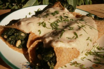 Rezept: Vegane Crêpes mit Spinat und Pinienkernen