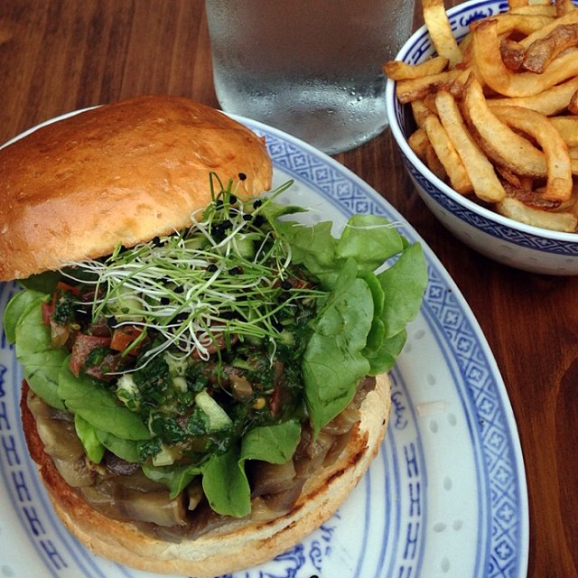 Hau weg den Burger bei Kung Fu Burger in Bern