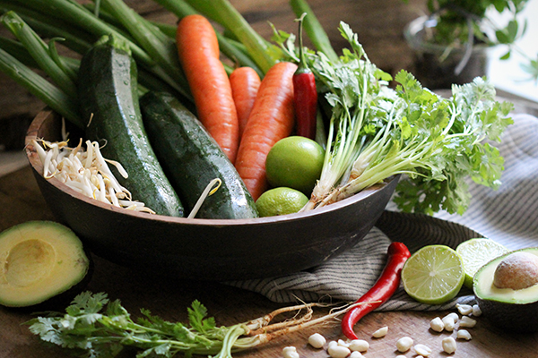 Zutaten für ein veganes Zoodle Pad Thai 