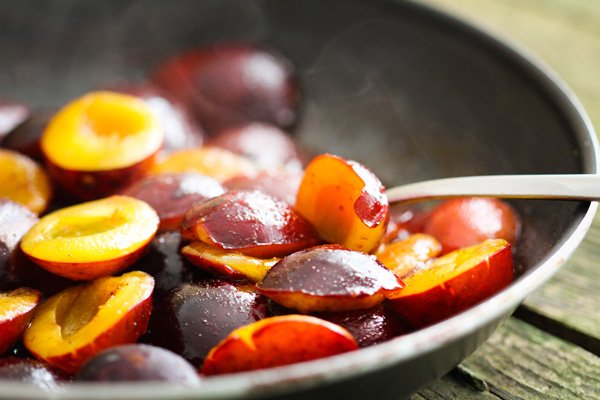 Zwetschkenin einer Pfanne anrösten