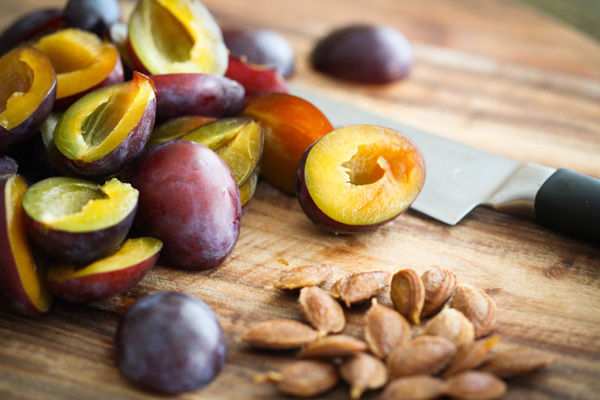 Zwetschken entkernen