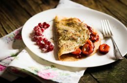 Vegane Mohnpalatschinken mit heißen Zimt-Zwetschgen