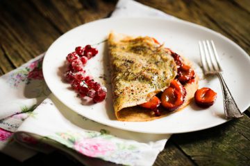 Vegane Mohnpalatschinken mit heißen Zimt-Zwetschgen