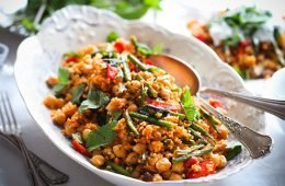 Veganes Rezept: Couscous-Pfanne mit erfrischendem Joghurt-Minz-Dip