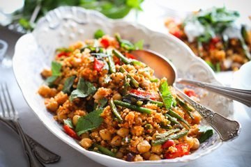 Veganes Rezept: Couscous-Pfanne mit erfrischendem Joghurt-Minz-Dip