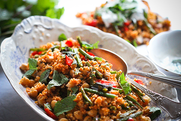 Schnell und einfach: Gemüsecouscous mit Joghurt-Minz-Dip