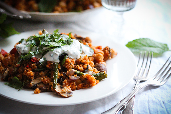 Veganer Gemüsecouscous mit frischem Joghurt-Minz-Dip