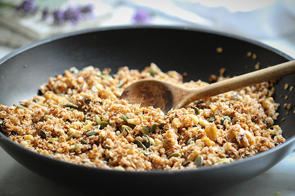 Dieses Blitz-Granola könnt Ihr in wenigen Minuten auch in kleinen Mengen in der Pfanne zubereiten