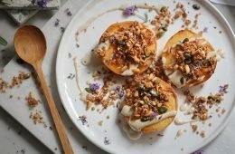 Ofenpfirsiche mit Zitronencreme und Blitz-Granola