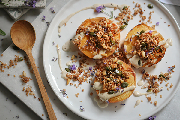 Ofenpfirsiche mit Zitronencreme und Blitz-Granola