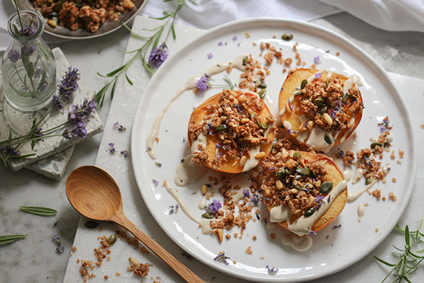 Ofenpfirsiche mit Zitronencreme und Blitzgranola
