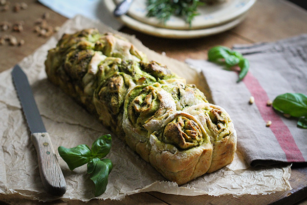 Veganes Partyzupfbrot mit frischem Basilikumpesto und Chili.