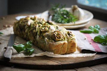 Party-Zupfbrot mit Basilikum-Pesto und Chili
