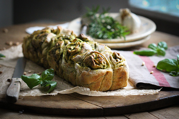 Party-Zupfbrot mit Basilikum-Pesto und Chili