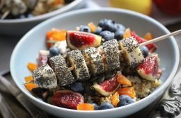 Veganes Quinoa-Powerfrühstück mit Bananen-Chia-Stick