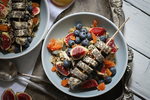 Ein veganes Quinoa-Powerfrühstück, das richtig lecker schmeckt und lange satt macht.