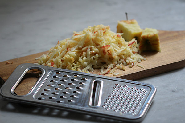 Äpfel für das Quinoa-Müsli aufreiben
