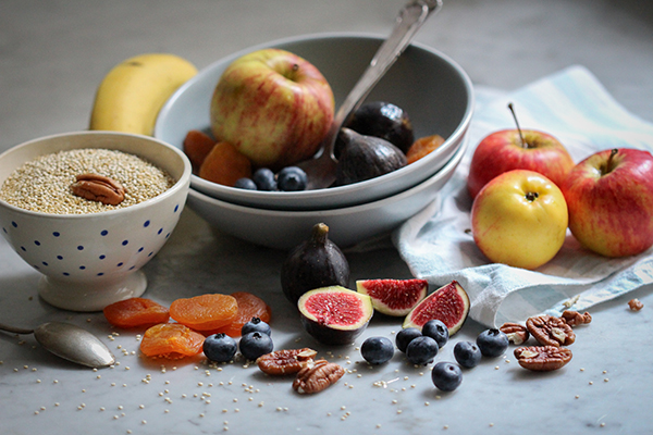 Einige Zutaten für das Quinoa-Powerfrühstück mit Bananen-Chia-Stick