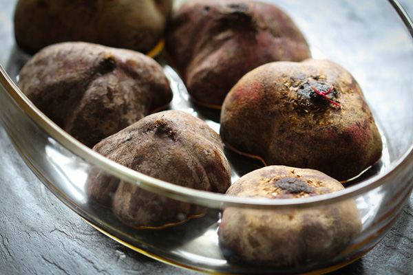 Rote Bete im Ofen garen.