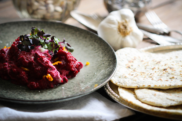 Rote Bete-Dip mit veganem sebstgemachtem Fladenbrot