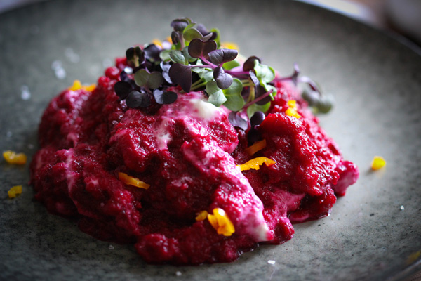 Veganer Roter Bete-Dip frisch zubereitet