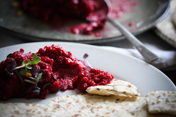 Rote Bete-Dip mit frischem Fladenbrot