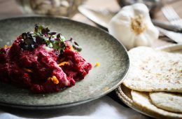 Veganer Rote-Bete Dip mit frischem Fladenbrot