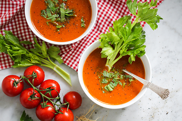 Sommer in Schalen: Herrlich aromatische Tomaten-Sellerie-Suppe - natürlich vegan, was sonst?!