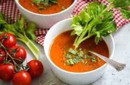 Schnelle, fruchtige Tomaten-Sellerie-Suppe