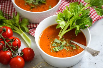 Schnelle, fruchtige Tomaten-Sellerie-Suppe