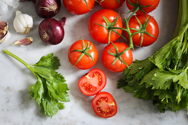 Tomaten, Staudensellerie, Zwiebeln, Knoblauch und mediterrane Gewürze