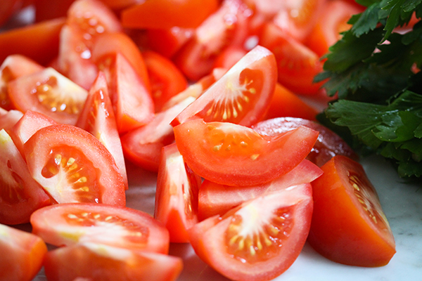 Tomaten klein schneiden