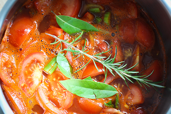 Zutaten für die vegane Tomatensuppe köcheln lassen