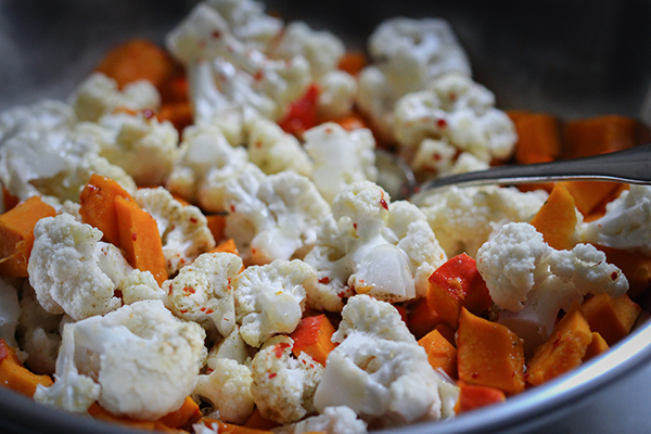 Blumenkohl und Kürbis würzen