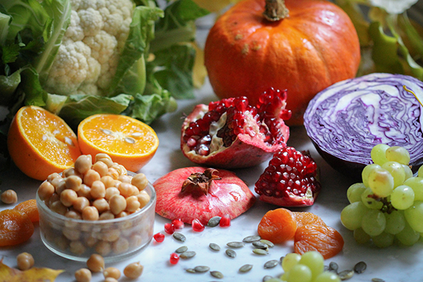 Dieser Salat ist voll von Farbenpracht und Geschmack der veganen Herbstküche