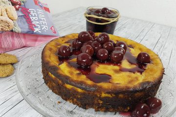 Veganer Cheesecake mit lauwarmen Glühwein-Kirschen