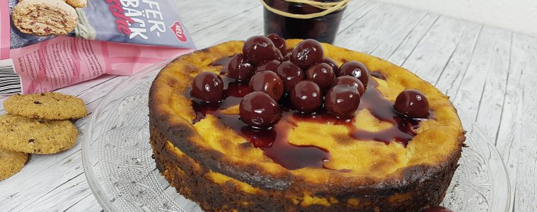Veganer Cheesecake mit lauwarmen Glühwein-Kirschen