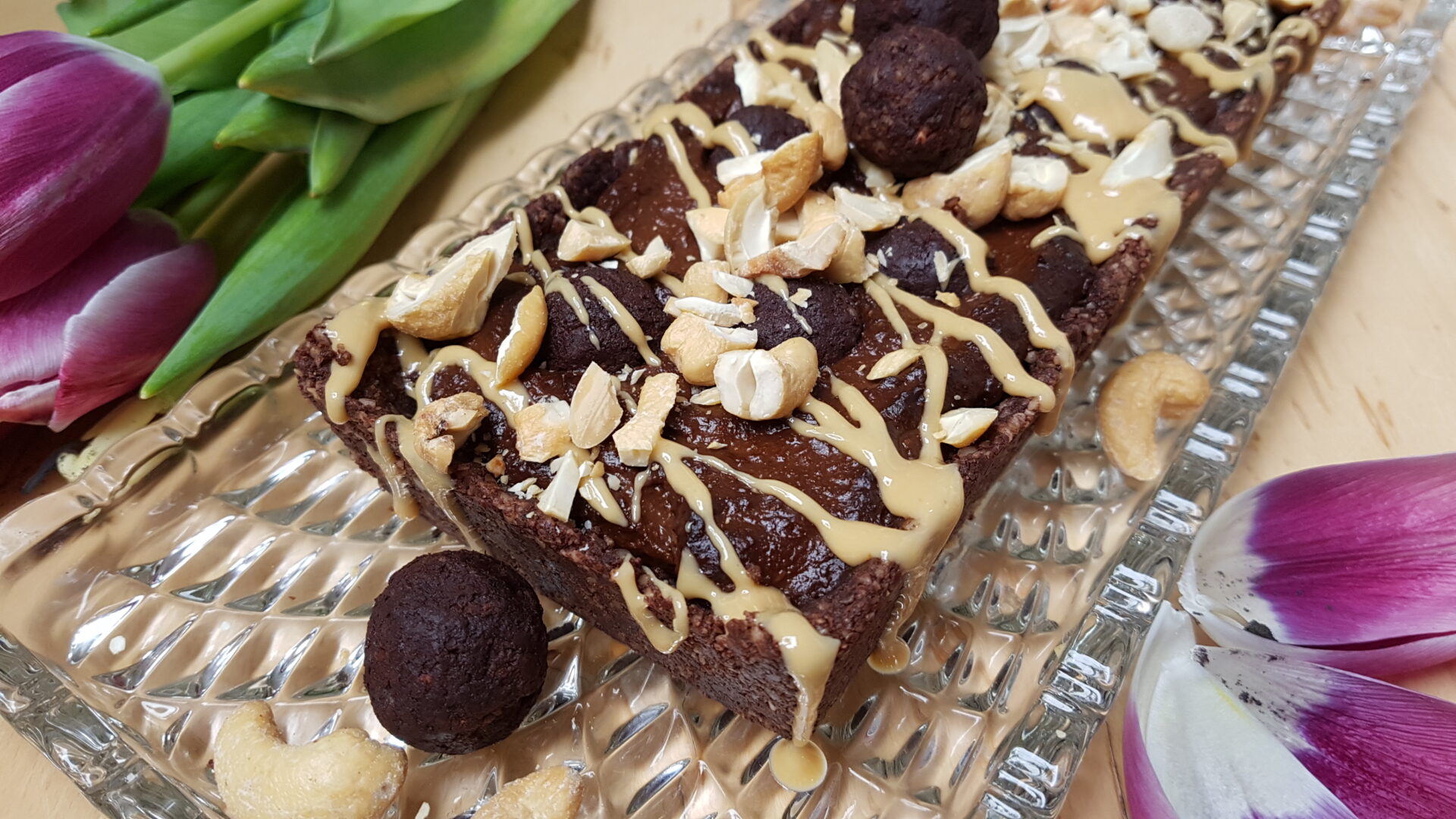 Mousse au Chocolat-Tarte mit Schokoballs, Erdnussmus und gesalzenen Cashews (raw)