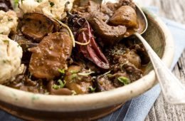 Veganes Rezept: Rauchiges Seitlinggulasch mit Semmelknödeln