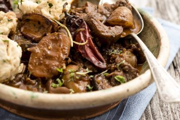 Veganes Rezept: Rauchiges Seitlinggulasch mit Semmelknödeln