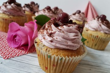 Schoko-Vanillecupcakes mit Kirschcreme