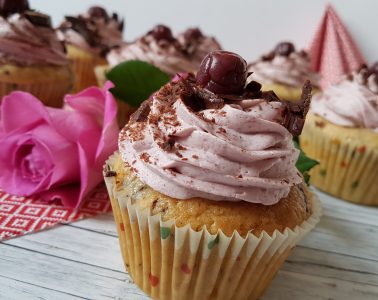 Schoko-Vanillecupcakes mit Kirschcreme